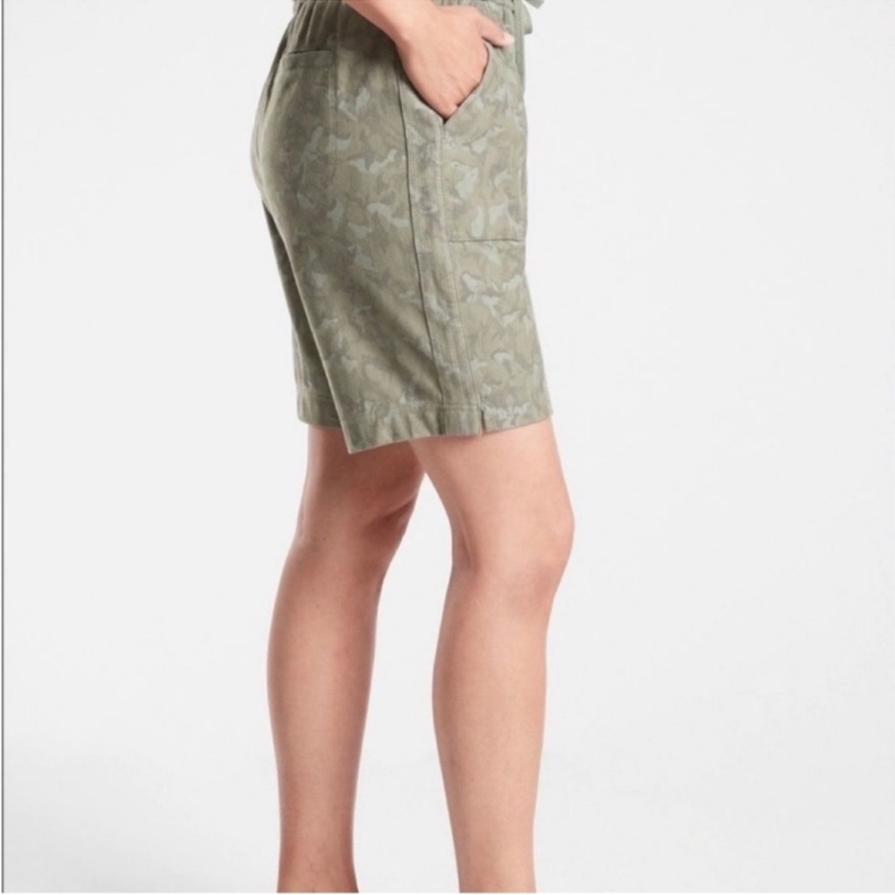 Athleta Farallon Bermuda Green Camo Shorts Size 4 - Picture 2 of 9